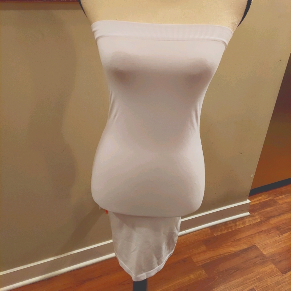 NWOT- BEAUTIFUL WHITE STRAPLESS SMOOTHING SLIP